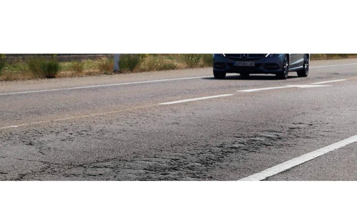 Detalle de un tramo de la N-120 cerca de la vega del Órbigo. RAMIRO