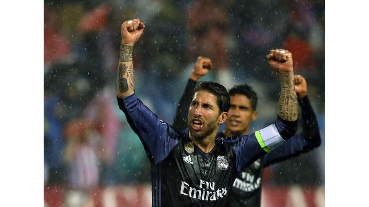 Sergio Ramos y Varane celebran el pase del Real Madrid a la final de la Liga de Campeones que se disputará en Cardiff. JUANJO MARTÍN
