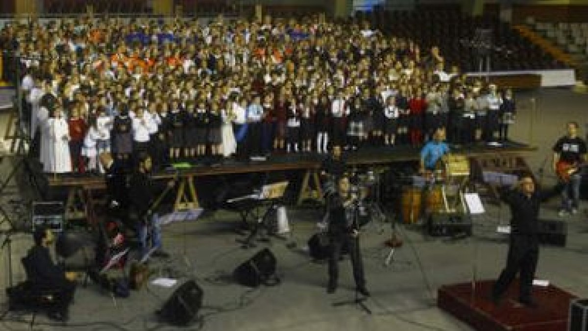 Imagen del concierto de los niños de las escuelas corales de León, junto a monitores.