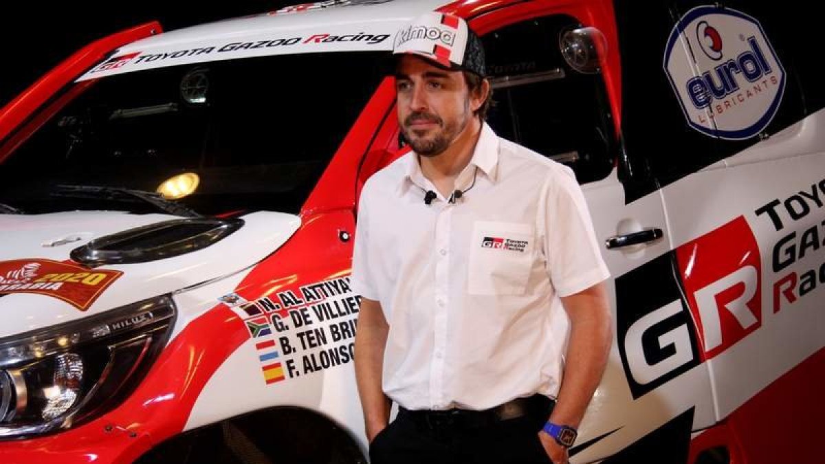 El piloto Fernando Alonso, del equipo Toyota Gazoo Racing, participa en el rally de Arabia. MATEOS.