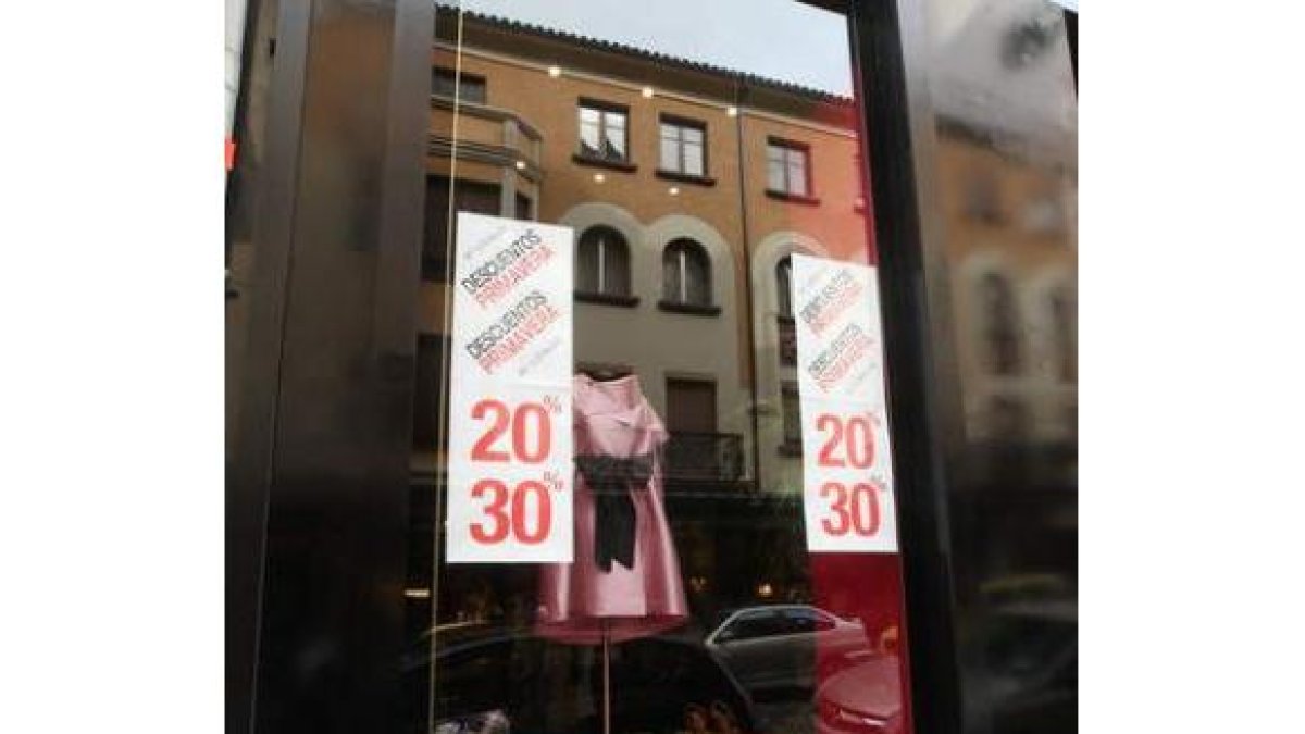 Los comercios apuestan ya por los descuentos.
