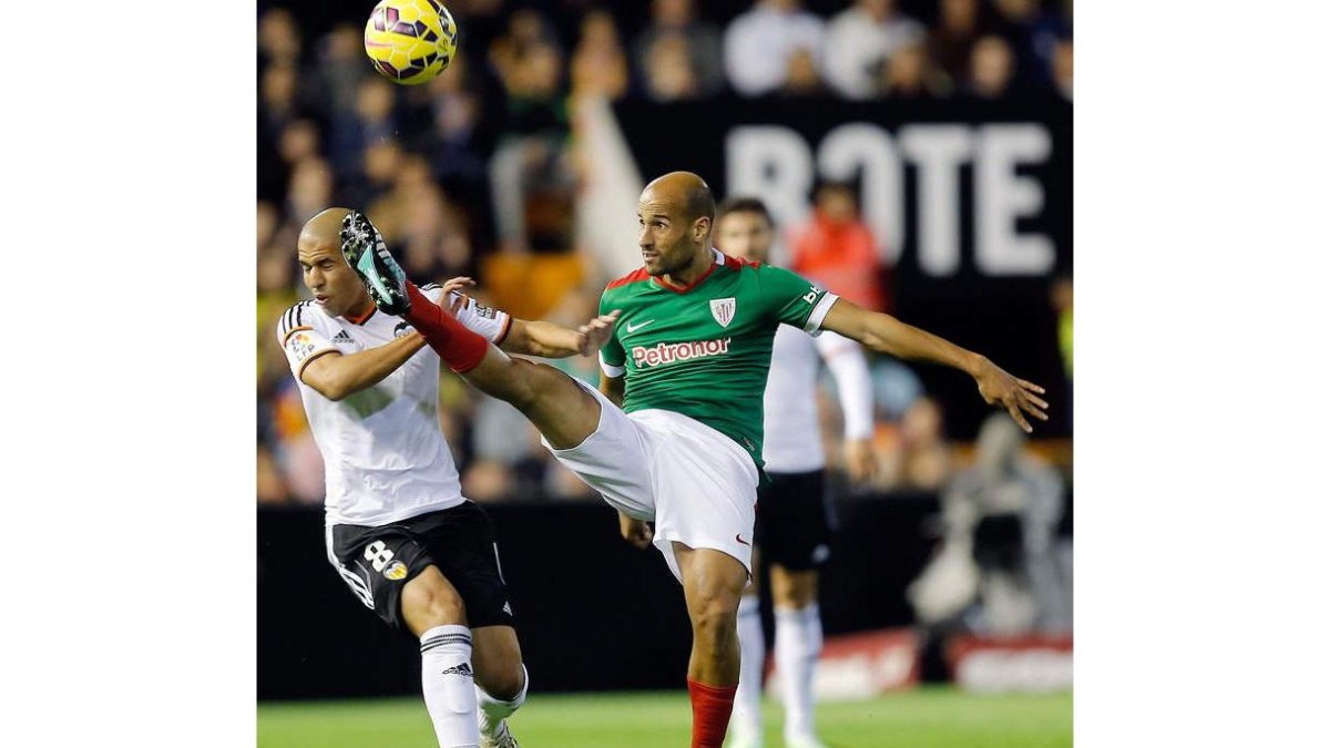 Feghouli y Mikel Rico luchan por el balón.