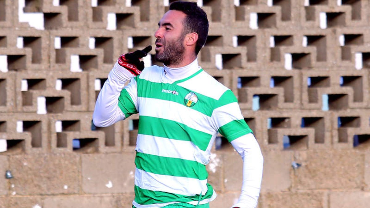 Ramírez celebra el gol que abría el camino de la victoria del equipo virginiano ante el abulense.
