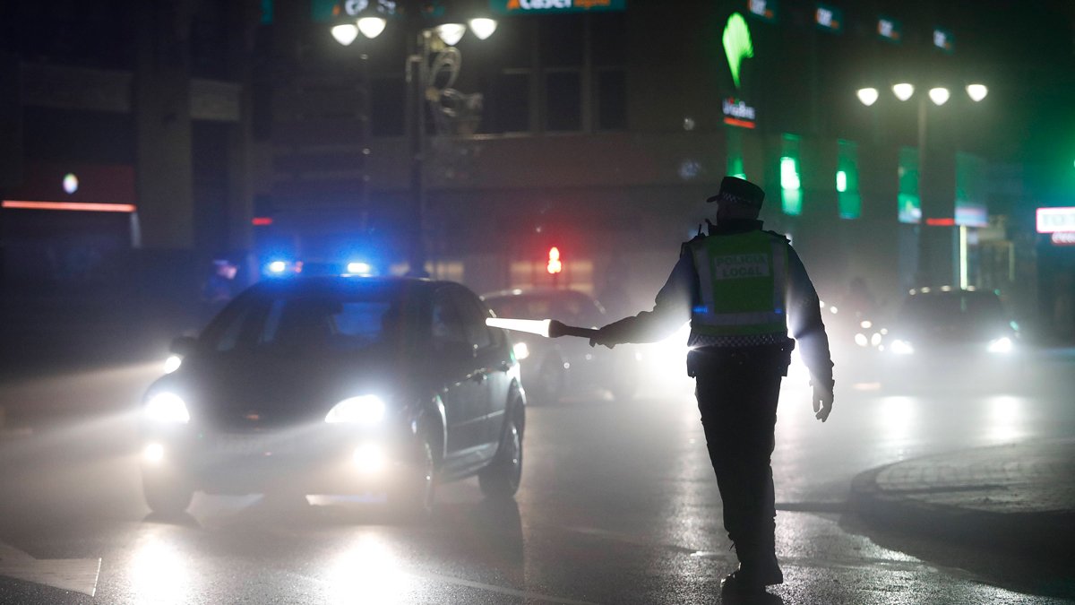 Control policial en el centro de León. JESÚS F. SALVADORES