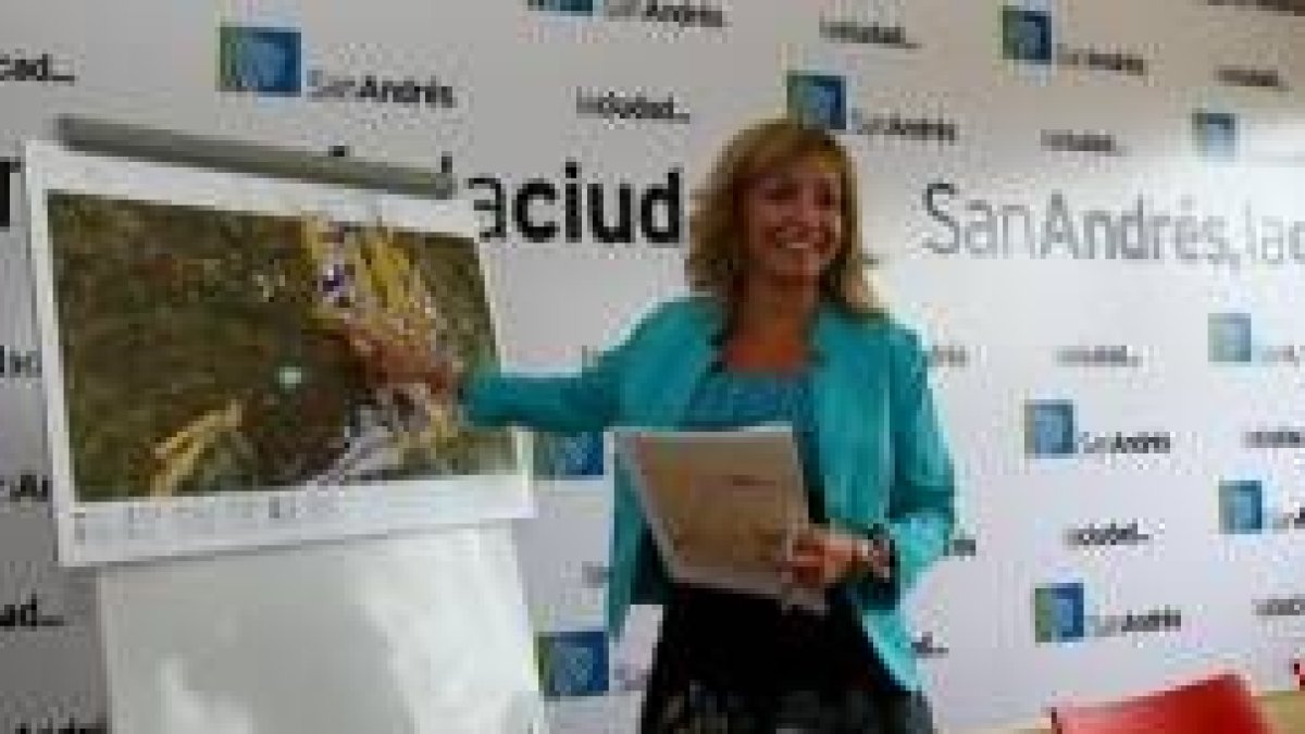 La alcaldesa de San Andrés del Rabanedo muestra los planos futuros del muncipio