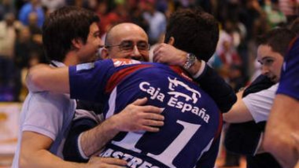 El Ademar fue una piña al final del partido para festejar el triunfo. Carou, Vega y Chernov, abrazad
