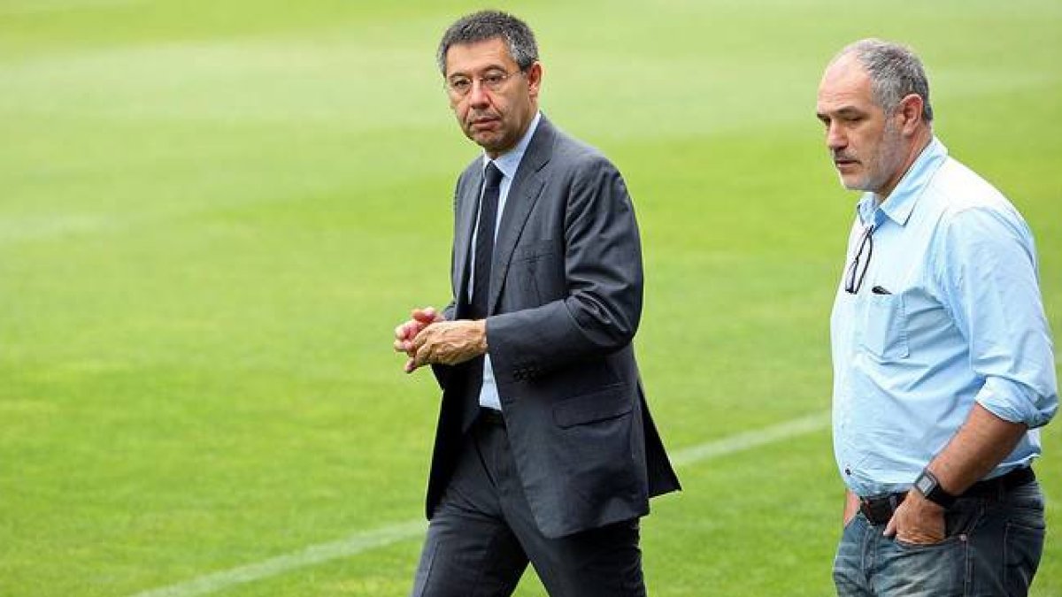 El presidente del Barça, Josep Maria Bartomeu, y el director deportivo, Andoni Zubizarreta, en el césped del Camp Nou.