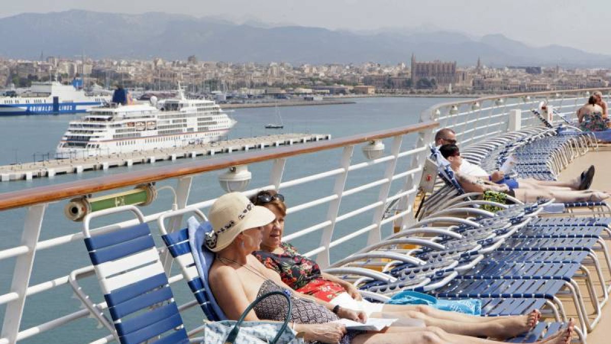 La Policía Nacional ha alertado de un fraude masivo a través de la red social Facebook sobre una falsa promoción de regalos para viajar en crucero, han informado hoy fuentes policiales.