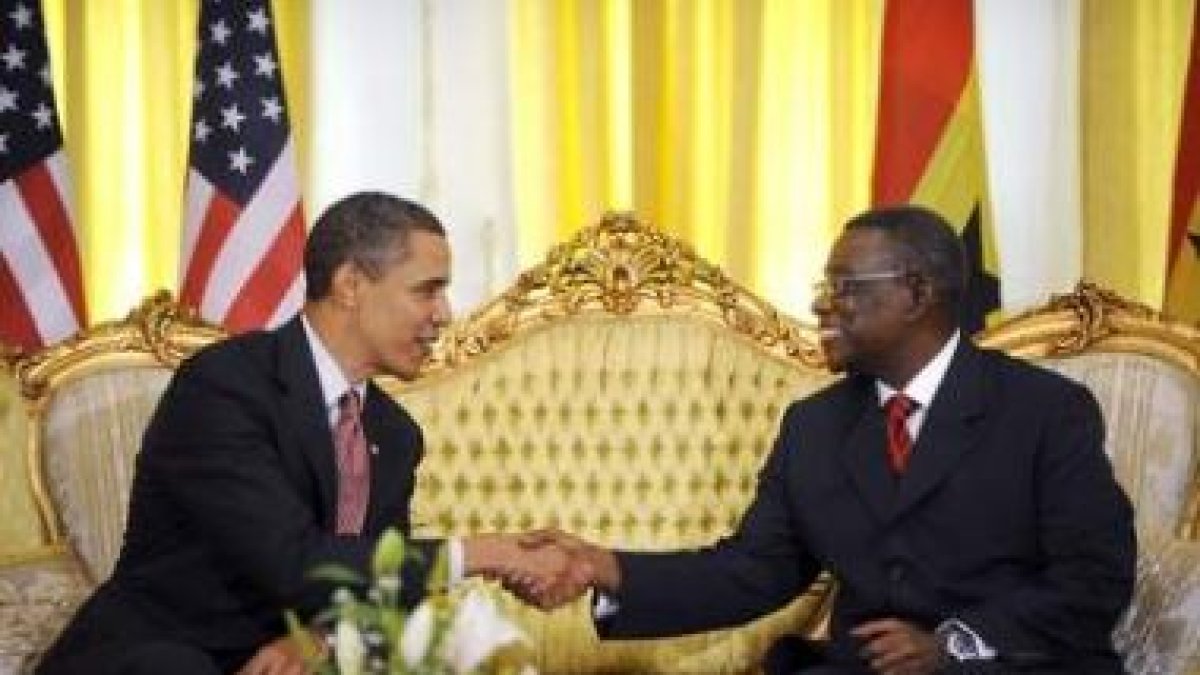 Barack Obama saluda a su John Atta Mills, durante el encuentro presidencial en Ghana .