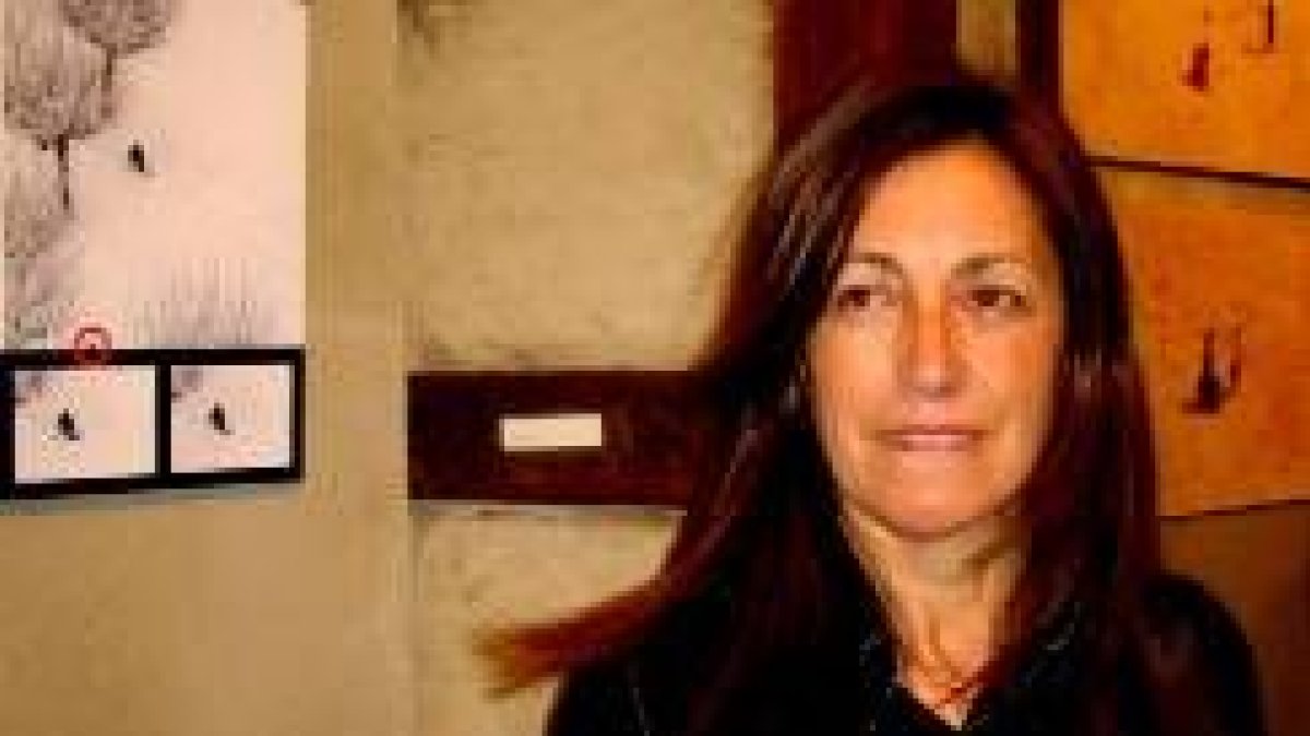 Esther Santás posa ante una de sus obras
