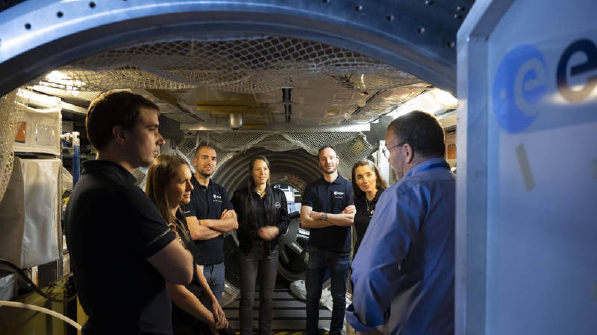 El leonés Pablo Álvarez, tercero por la izquierda, en el módulo Columbus con sus compañeros y Gerst. ESA