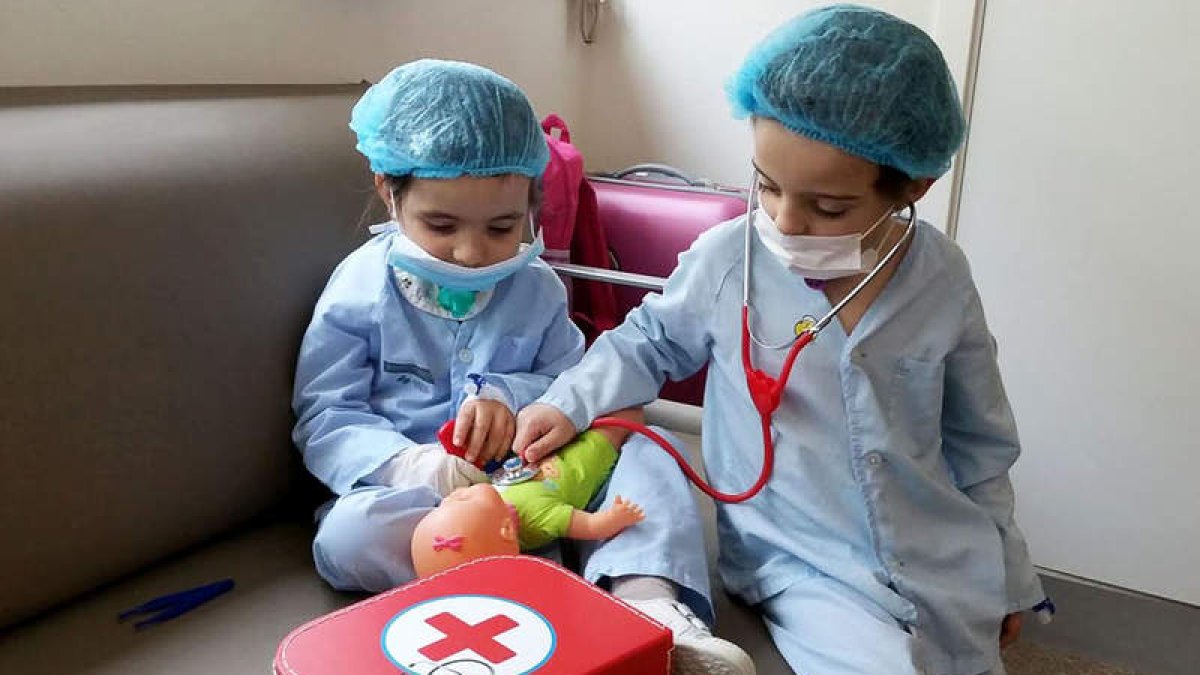 Guillermo y Mónica viven gracias a las nuevas técnicas quirúrgicas que les ayudaron a sobrevivir. EFE