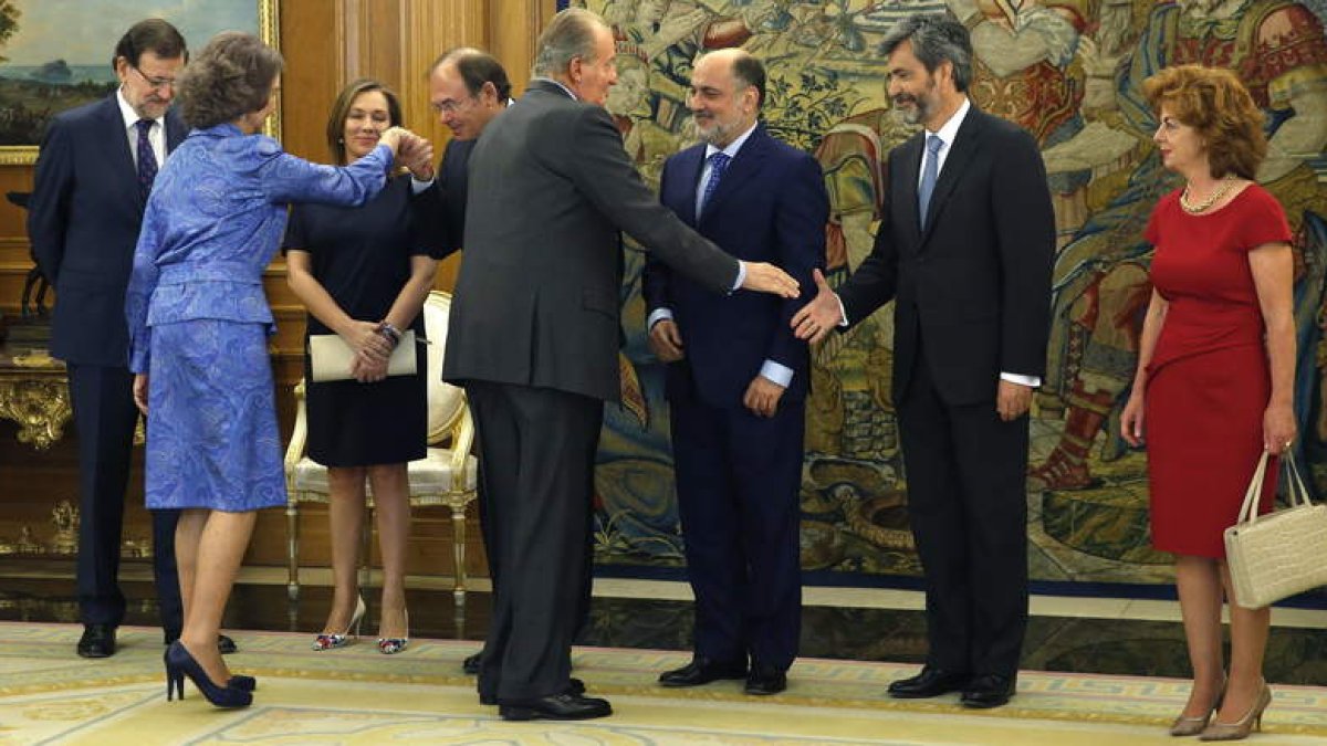 Los reyes momentos antes del almuerzo que ofrecieron en el Palacio de la Zarzuela para despedirse de los máximos representantes de los poderes del Estado.