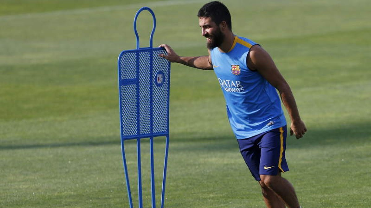 Arda Turan realiza un entrenamiento con el Barcelona.