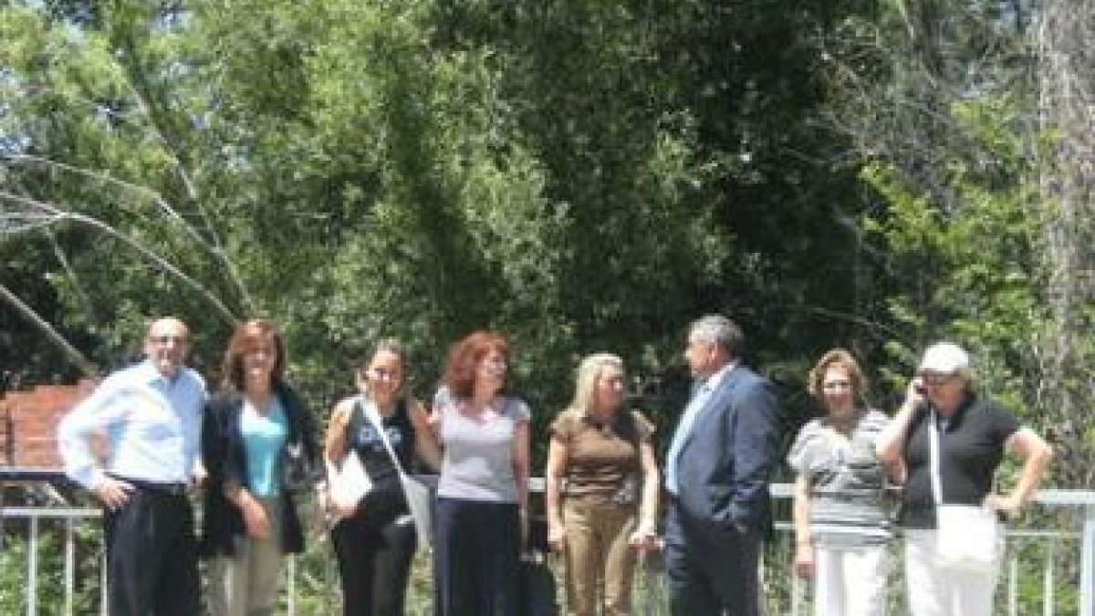Los concejales del PP durante su visita al barrio de Armunia.