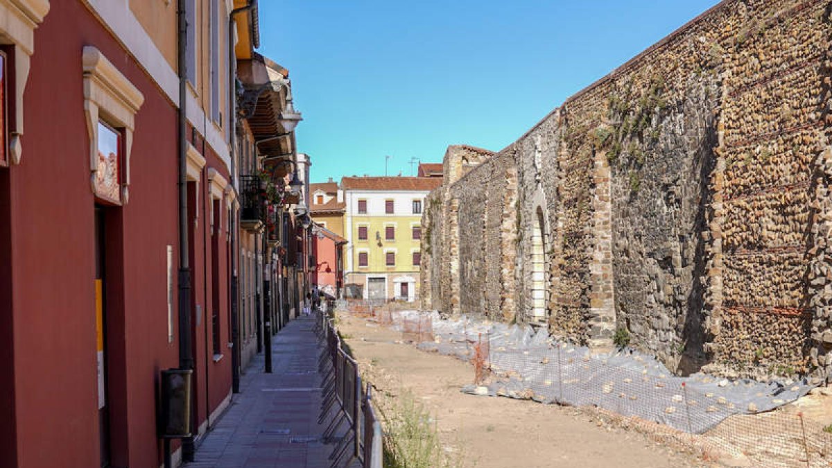 Restos arqueológicos de las torres de la calle que va a ser peatonalizada. MIGUEL F. B.