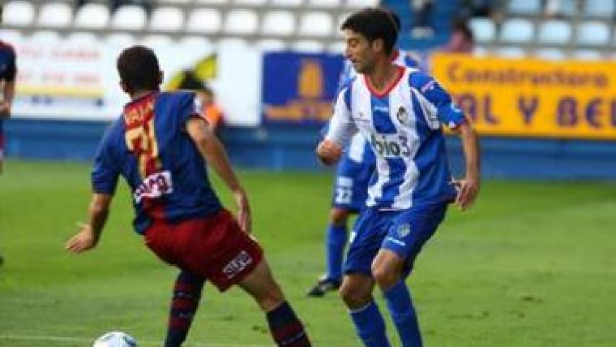 Rubén Vega vuelve al once titular tras cumplir su sanción el pasado domingo.