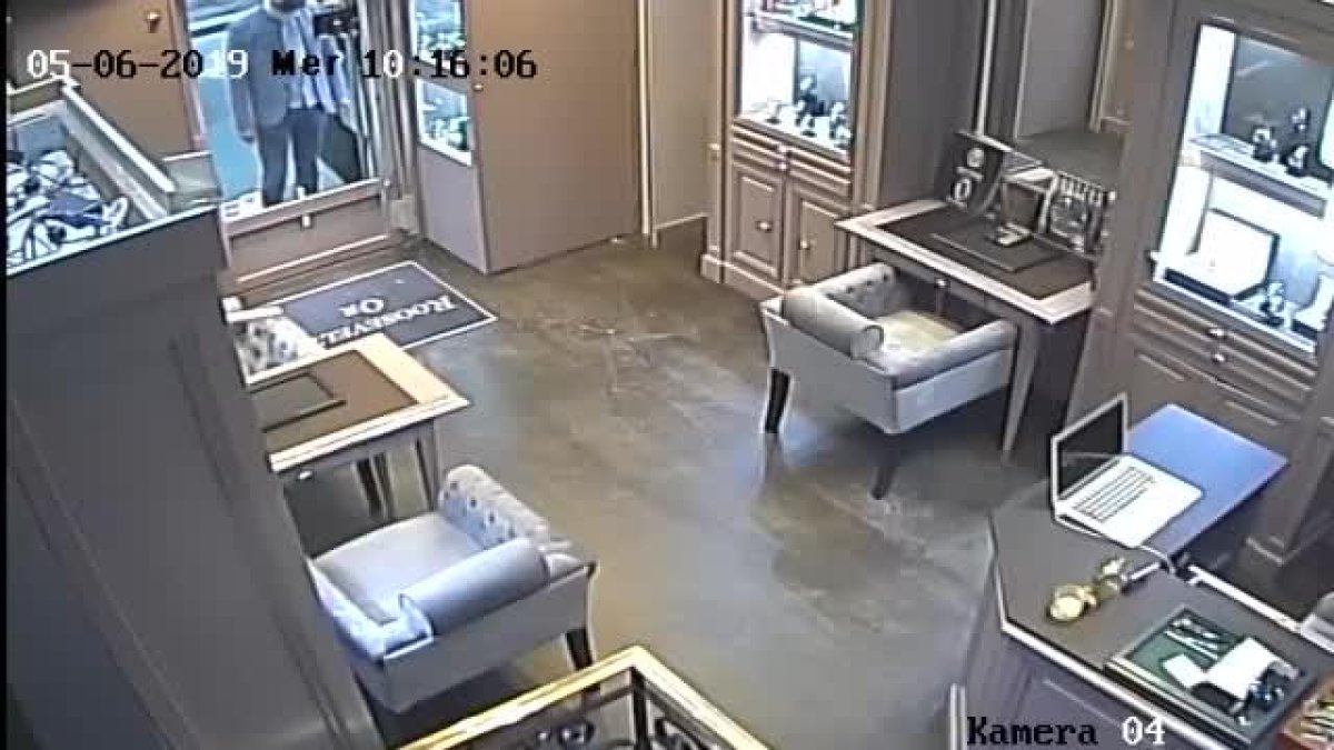 Las imágenes de la cámara de seguridad de la joyería.