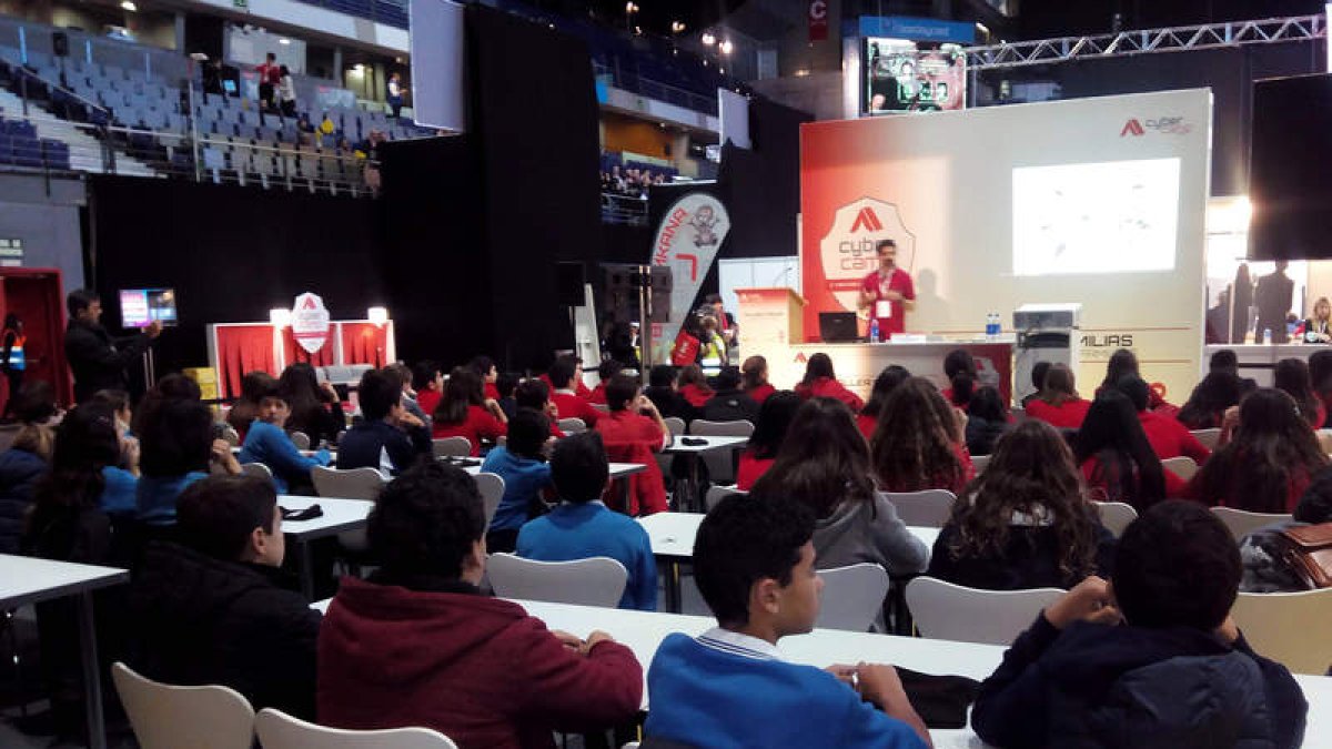 Adolescentes participan en una de las actividades del Cybercamp de la pasada edición. DL