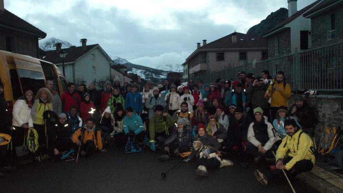 Los participantes, antes de la salida de la raquetada nocturna en el pueblo de Burón.