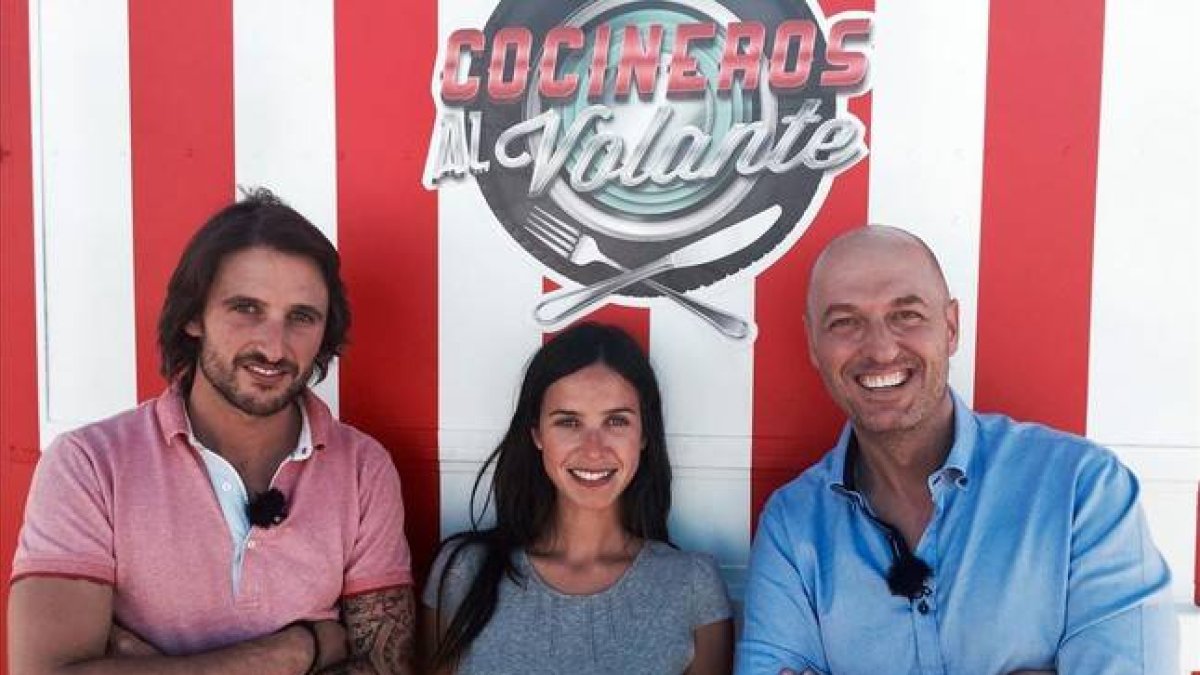 Paula Prendes, con los chefs Íñigo Pérez ‘Urrechu’ y Álex Alcántara.