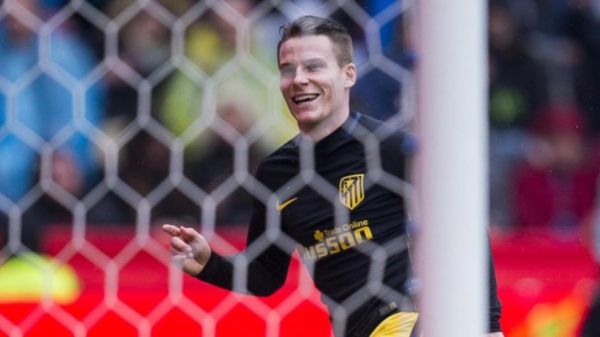 Gameiro celebra uno de los goles al Sporting.