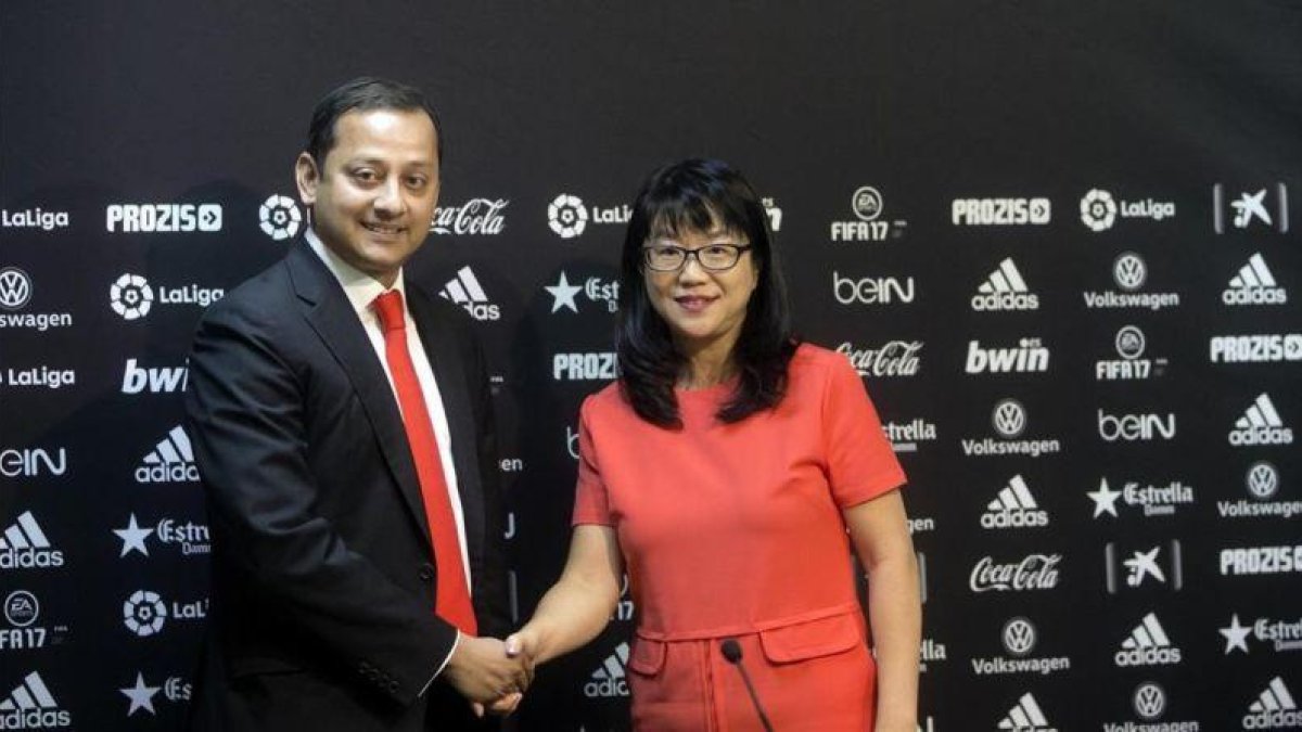 La presidenta del Valencia  Layhoon Chan  junto a su sucesor Anil Murthy en la rueda de prensa en la que ha anunciado que abandona el cargo con fecha 1 de julio.