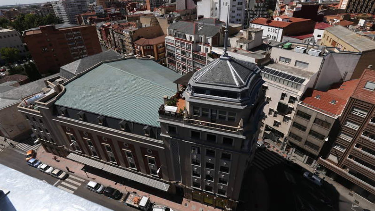 Vista panorámica del emblemático Teatro Emperador de León, cuyas puertas se cerraron en el año 2006. RAMIRO