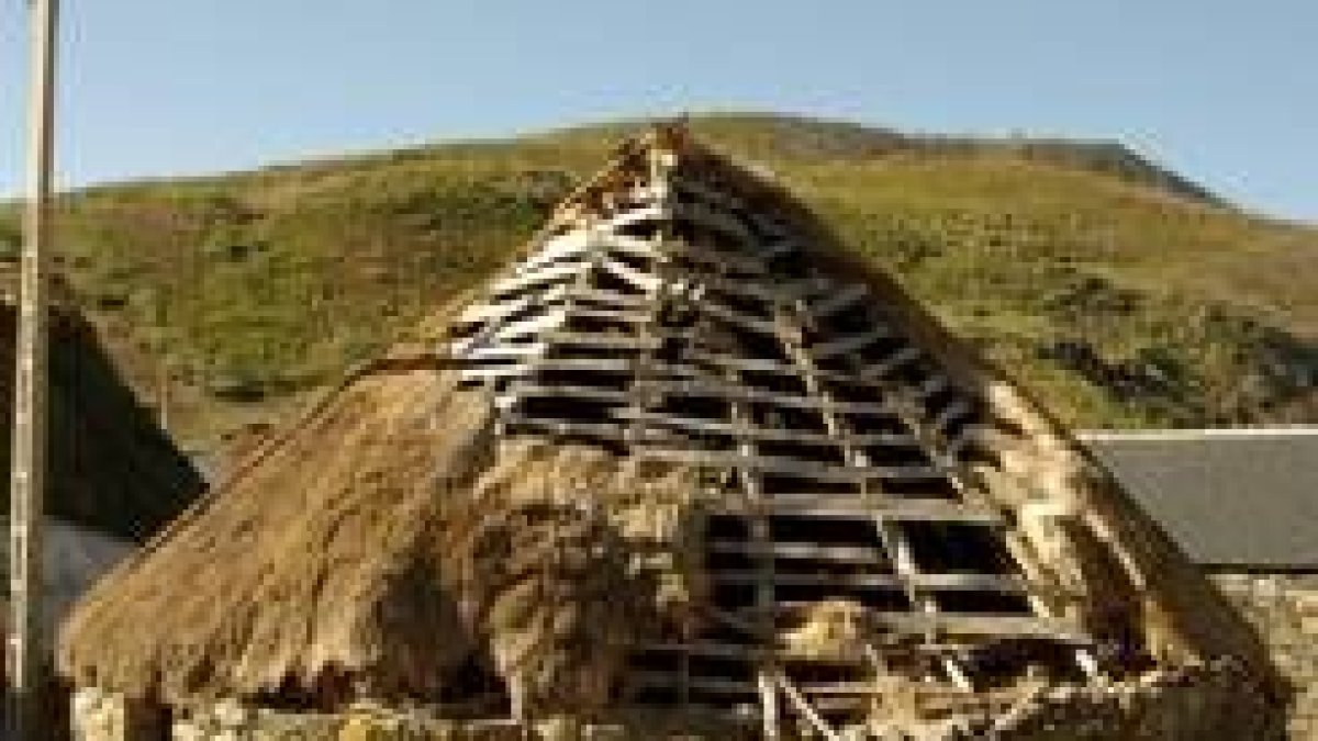 «Casa Pilar», una de las escasas pallozas que aún quedan en pie en la localidad de Balouta