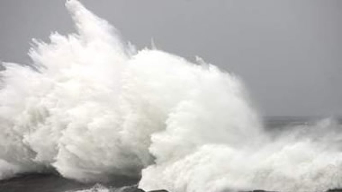 La costa de Santa María de Oia con la entrada de un temporal por la costa gallega.