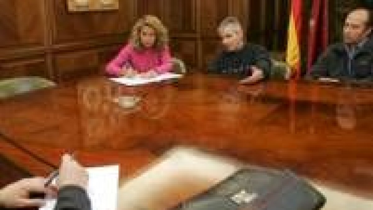 Marina Lamelas, concejala de Comercio, con los vendedores del Conde