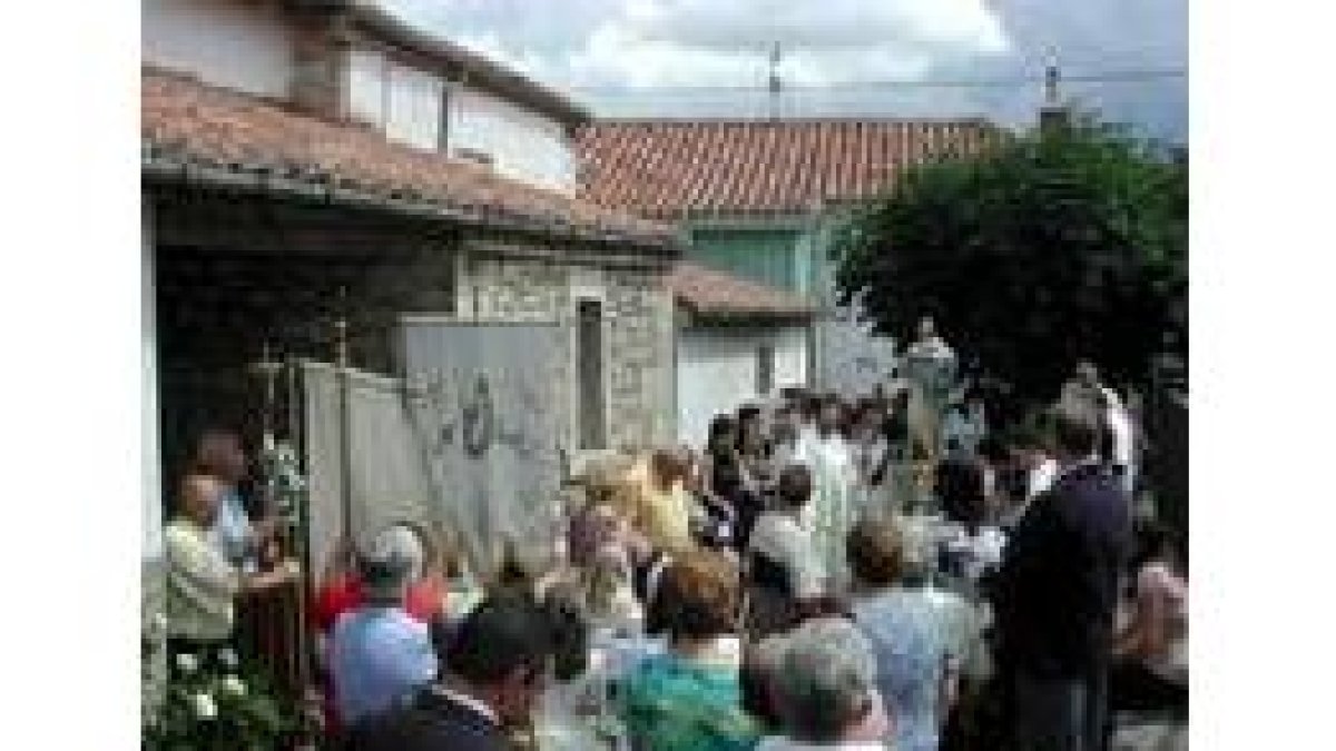 Después de pujar a hombros los santos, se procedió a la bendición