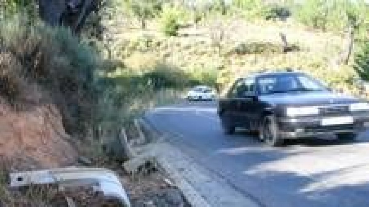 La carretera a San Pedro de Olleros conduce desde Vega de Espinareda a diversas localidades ancaresa