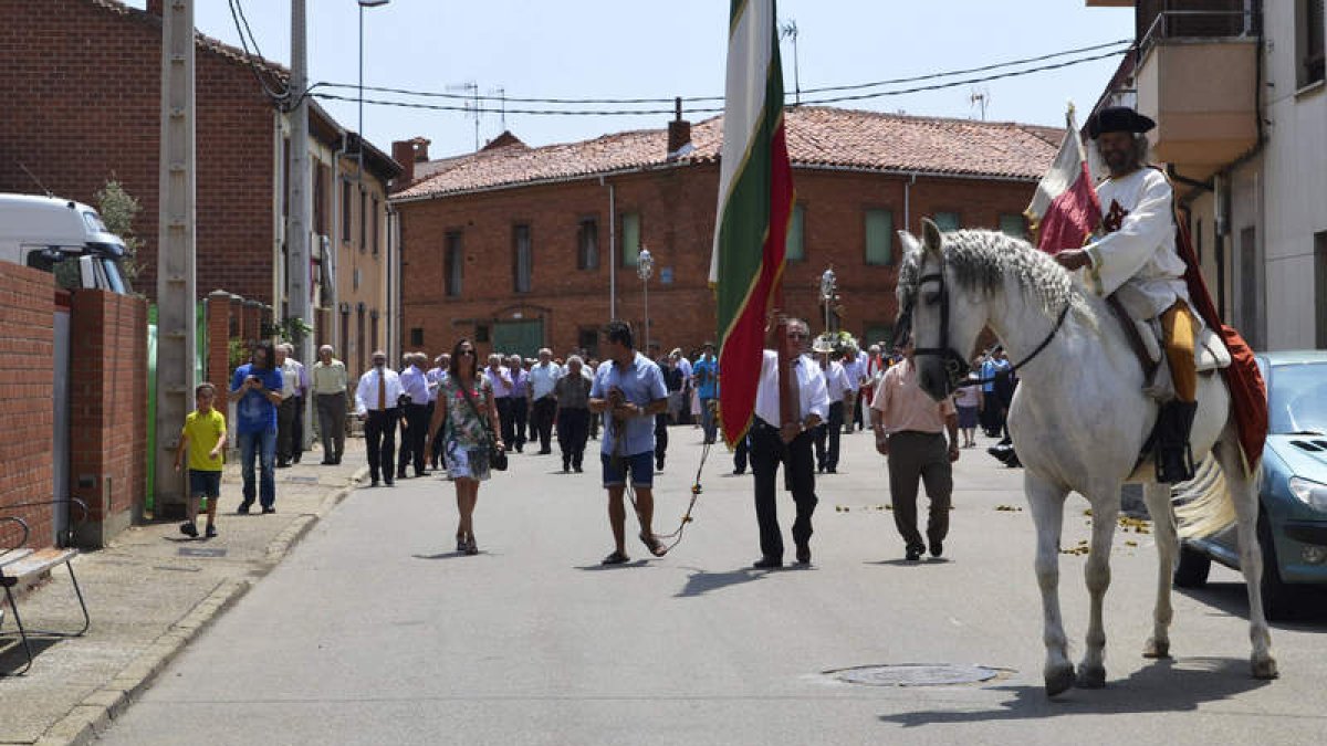 La recreación de Santiago apóstol por las calles de Villadangos del Páramo es uno de los grandes atractivos de las fiestas. ELORA