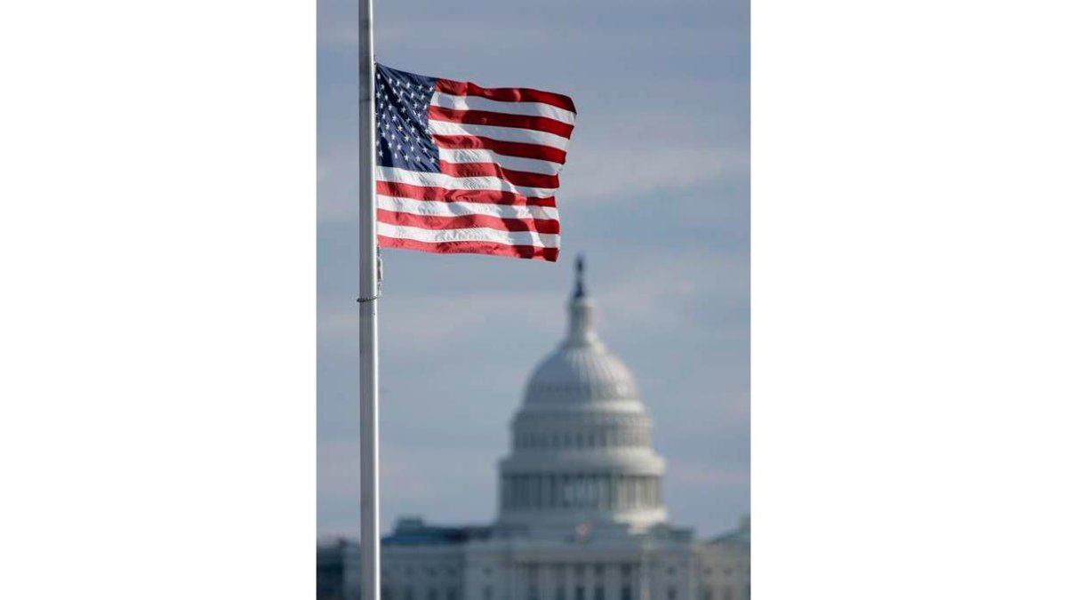 Una bandera estadounidense frente al Capitolio.