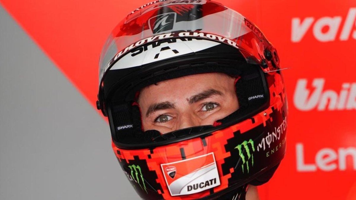 Jorge Lorenzo (Ducati), en Sepang (Malasia), poco antes de salir hoy a pista