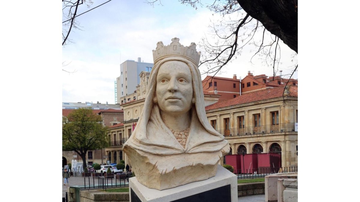 Imagen de la escultura que se ha instalado hoy de Doña Urraca