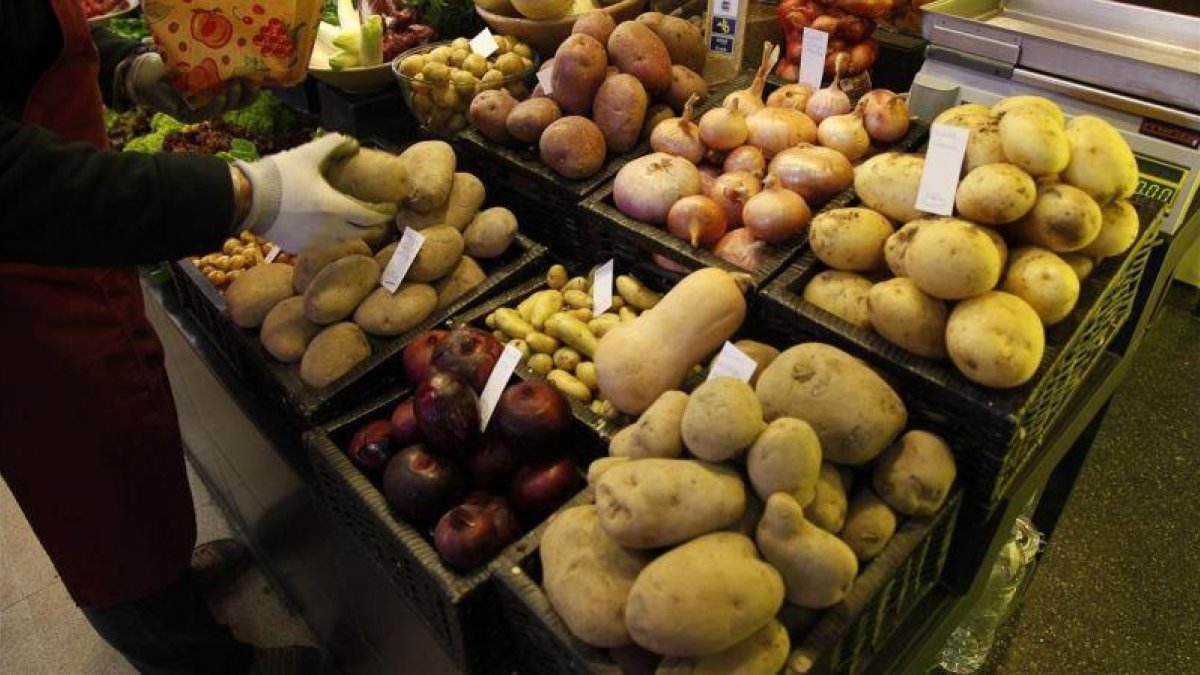 Patatas y otros productos en la parada de un mercado de Barcelona.