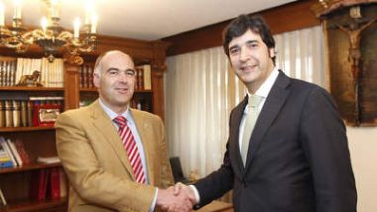 Antonio Carrasco y Óscar San Martín tras firmar el acuerdo de colaboración.