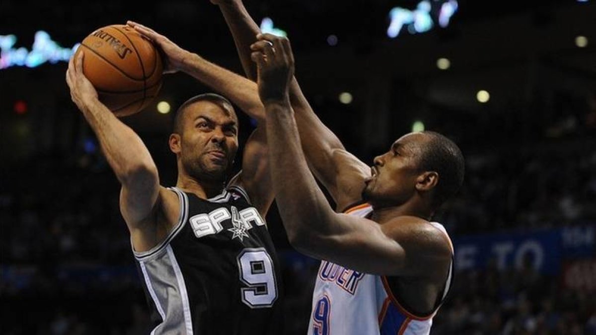Serge Ibaka, de los Thunder, trata de taponar el tiro de Tony Parker, de los Spurs.
