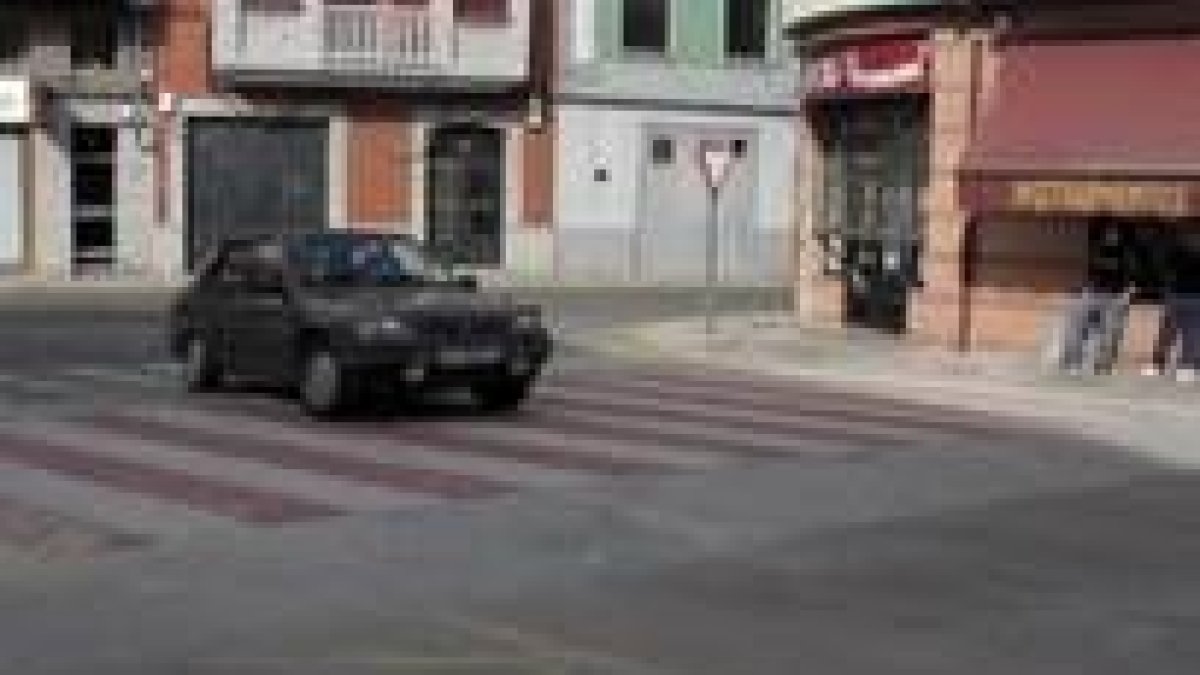 Unas rampas permiten a los turismos subir y bajar del paso elevado