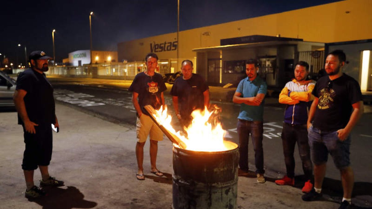 Empleados de Vestas en el campamento de resistencia frente a la factoría, anoche. MARCIANO PÉREZ