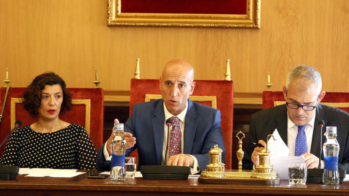 Travesí y Canuria, primera y segundo teniente de alcalde, flanquean a Diez, ayer. MARCIANO PÉREZ