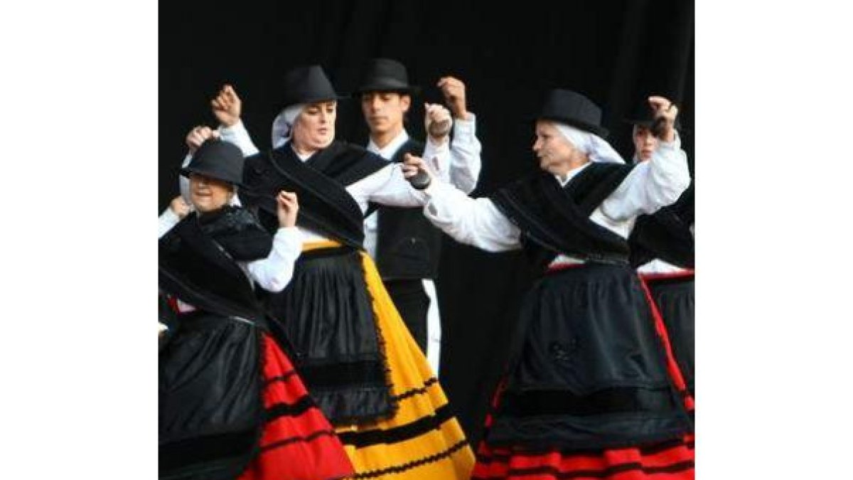 La plaza del Ayuntamiento acogio los bailes regionales.