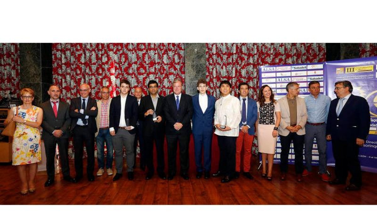 Imagen de familia de todos los premiados, autoridades y patrocinadores en la gala que tuvo ayer como escenario los salones del Hotel Conde Luna. MARCIANO PÉREZ