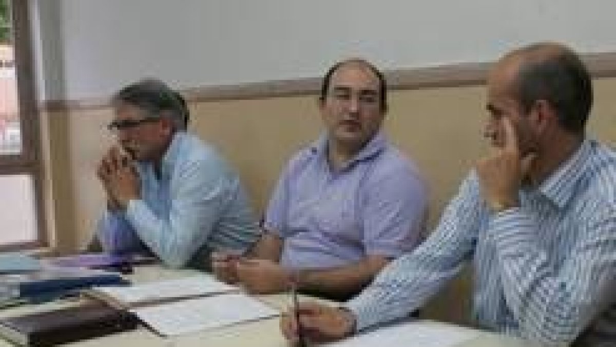 Escanciano, en el centro, presidió la primera asamblea como presidente