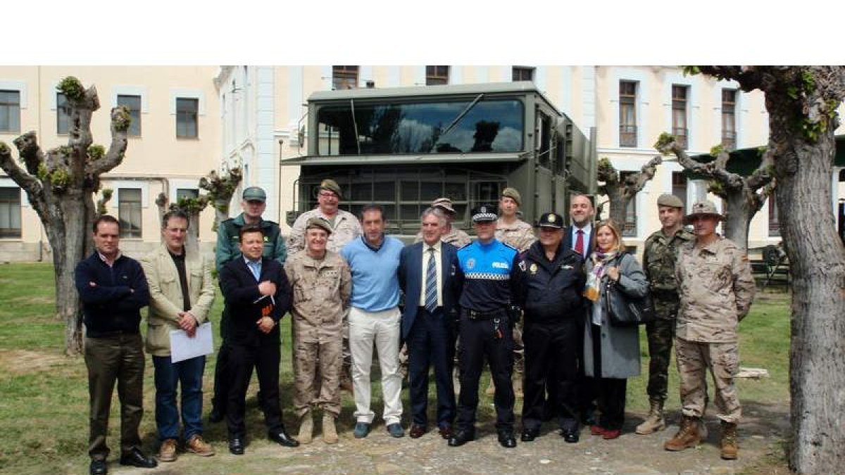 Los mandos del Ralca, junto a las autoridades de la ciudad y la presidenta de la AECC, posan delante del Lanzacohetes Teruel.