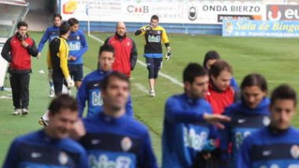 Los jugadores, ya a las órdenes de Claudio, salieron a ejercitarse tras casi una hora de charla.