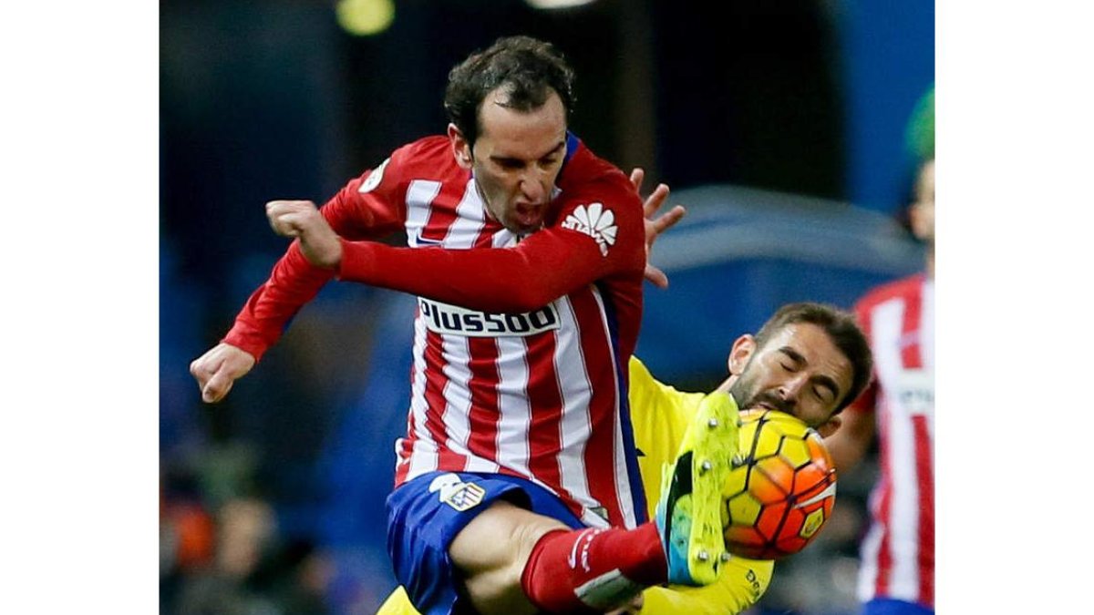 Diego Godín lucha por el balón con el defensa Adrián Marín. JuanJo Martín