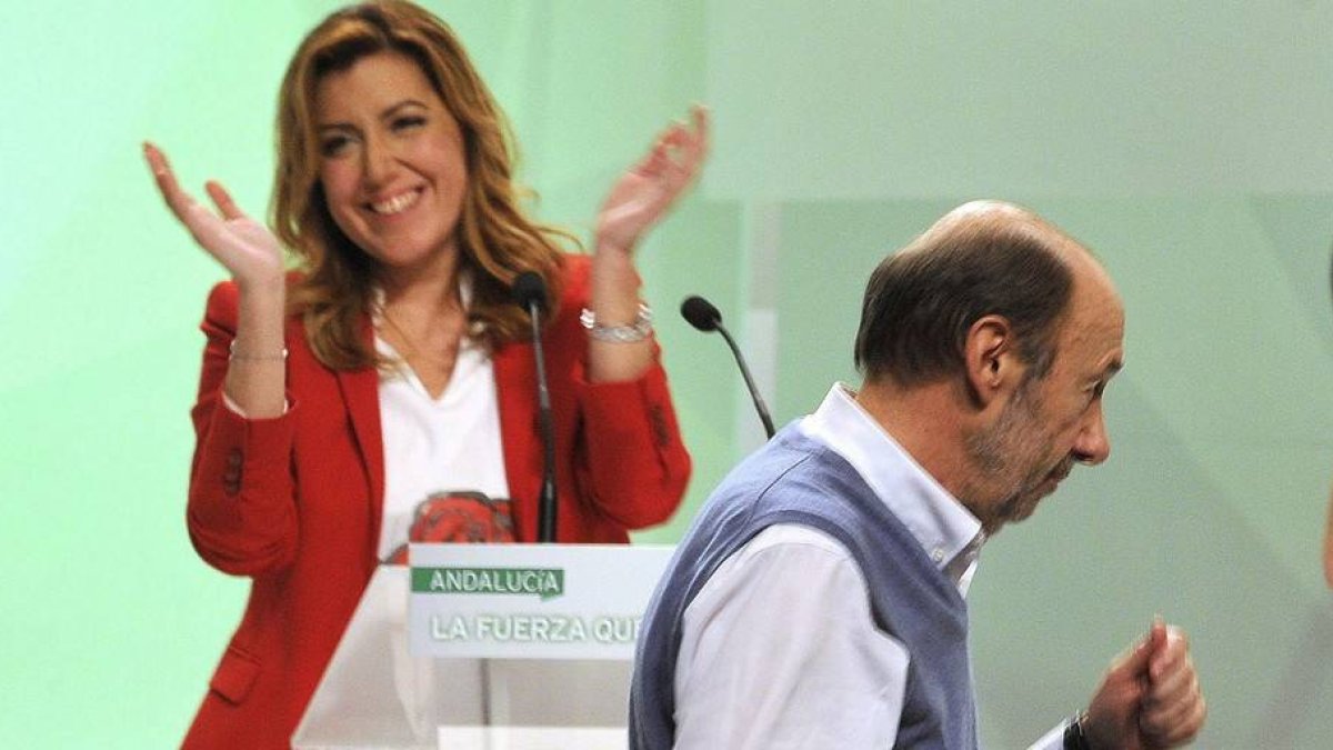 Rubalcaba y Susana Díaz, durante la clausura del congreso del PSOE.